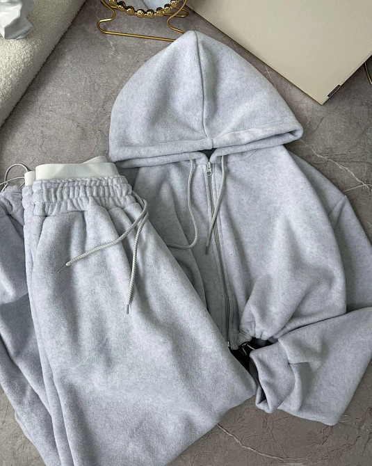 Жіночий теплий прогулянковий костюм — трійка: укорочена кофта, топ і штани в стилі оверсайз двосторонній фліс + мікродайвінг Сірий Одеса - фото 3