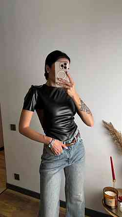 Женский лаконичный топ с коротким рукавом из экокожи Одесса