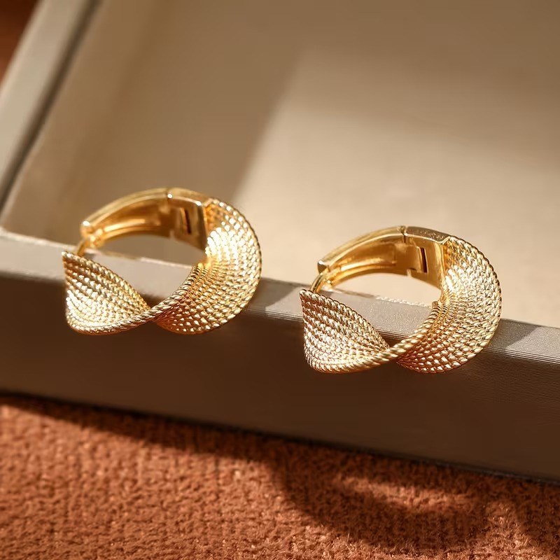 Сережки пара сережки-кільця золотисті зігнутої форми жіноча біжутерія сережки комплект мідний сплав Кам'янець-Подільський - фото 3