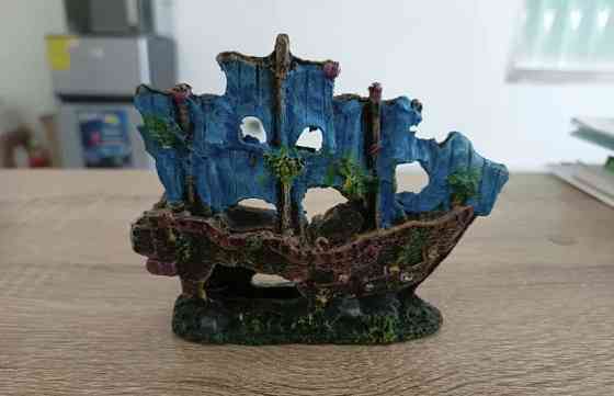 Декор для акваріума Затонувший кораблик з вітрилами 14 на 11 на 4 см різнобарвний Київ