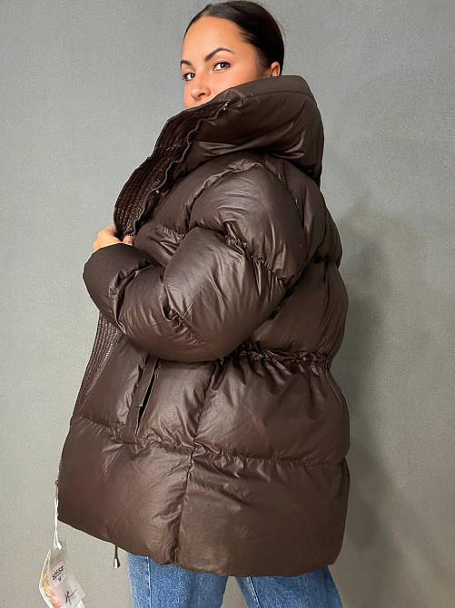 Куртка жіноча Haiziyuan 8055 пуфер глянцева подовжена з утяжкою на талії коричнева, коричневий, M Київ - фото 9