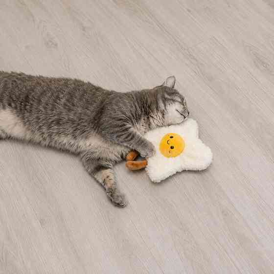 Игрушка Trixie для кошек Яичница XXL с шелестом плюш с кошачьей мятой кремовый/желтый 18 см Киев