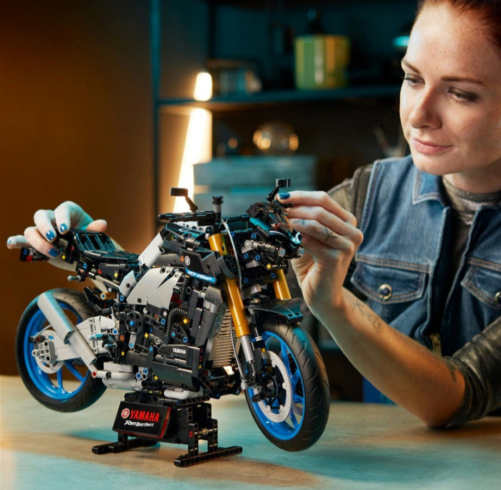 Конструктор Technic Yamaha MT-10 SP 1478 елементів (42159) в масштабе 1:14 мотоцикл ямаха Київ - фото 9