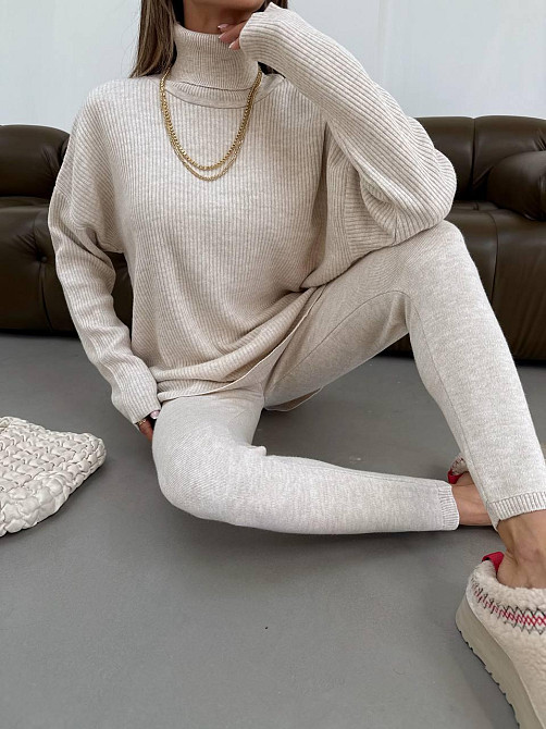 Женский прогулочный оверсайз костюм: свитер в рубчик оверсайз и лосины с эффектом утяжки вязка Беж Одесса - изображение 5