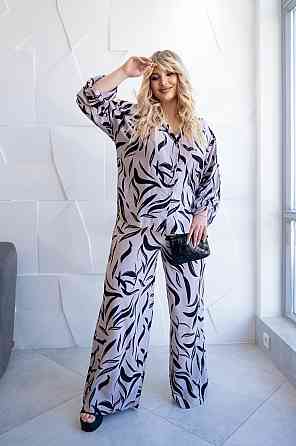 Свободный костюм с вырезом на спине 