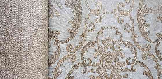 Шпалери вінілові на флізеліні AdaWall Seyyah 1.06х10 завитки вензеля великі структурні золотисті на сіро-беж Київ