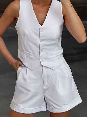 Жіночий базовий костюм-двійка: жилет і шорти костюмка Білий, 42/44 Одеса