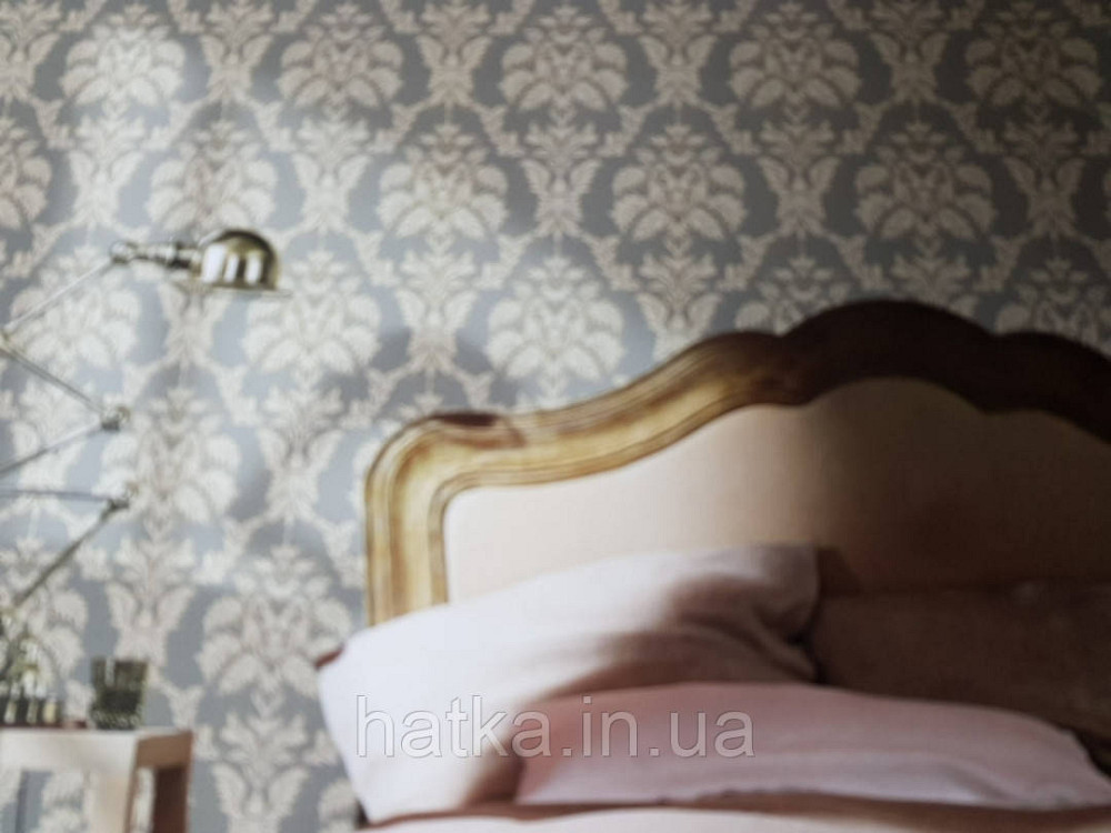 Шпалери вінілові на флізелін метрові Marburg Kingdom 31503 вензелі завитки молочні з золотом на сірому тлі Київ - фото 1