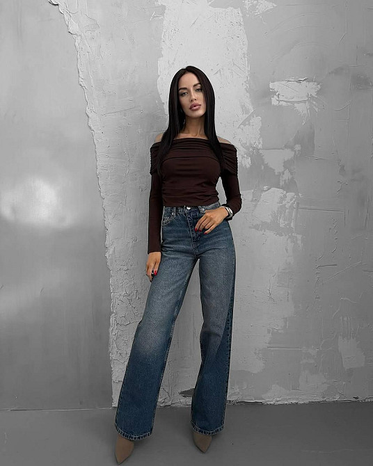 Женский лонгслив с открытыми плечами и изящной драпировкой вдоль плеч и боков турецкий микродайвинг Шоколад Одесса - изображение 3