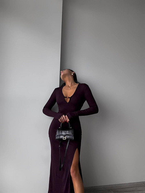 Элегантное женское платье с выразительным разрезом плотный рубчик Баклажан, 46/48 Одесса - изображение 1