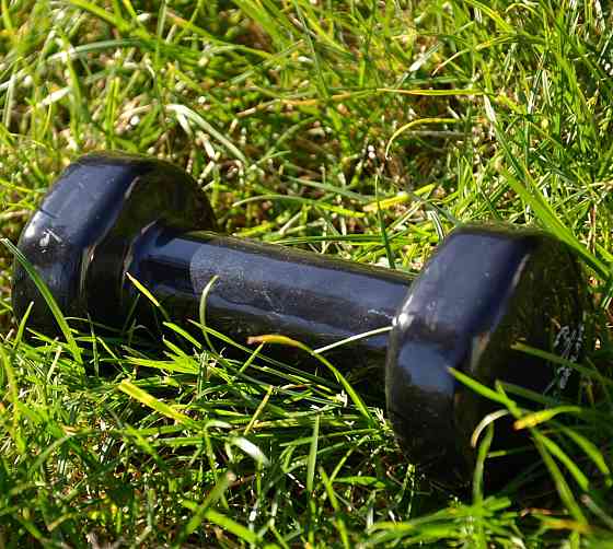 Гантель вінілова для фітнеса та треннувань PowerPlay 1 кг чорного кольору Київ