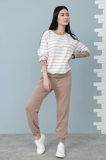 Демисезонный костюм в полоску 