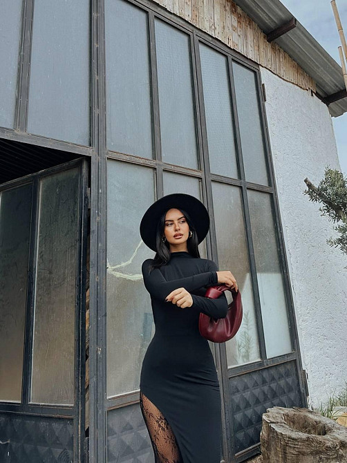 Женское элегантное платье с открытой спинкой и соблазнительным вырезом на ножке вискоза Одесса - изображение 6