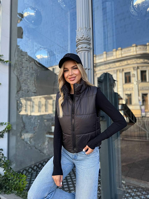 Жіноча утеплена жилетка на блискавці плащівка лак на синтепоні Чорний, 44 Одеса - фото 2