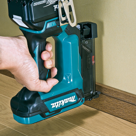 Аккумуляторный гвоздозабиватель Makita DPT353Z (без АКБ и ЗУ) Киев