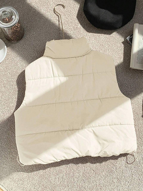 Женская жилетка укороченная с карманами на молнии плащевка эмми на синтепоне Молочный, 46/48 Одесса - изображение 5