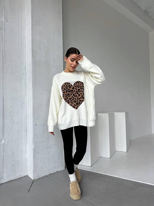 Женский стильный свитер оверсайз с леопардовым сердечком Одесса - изображение 4