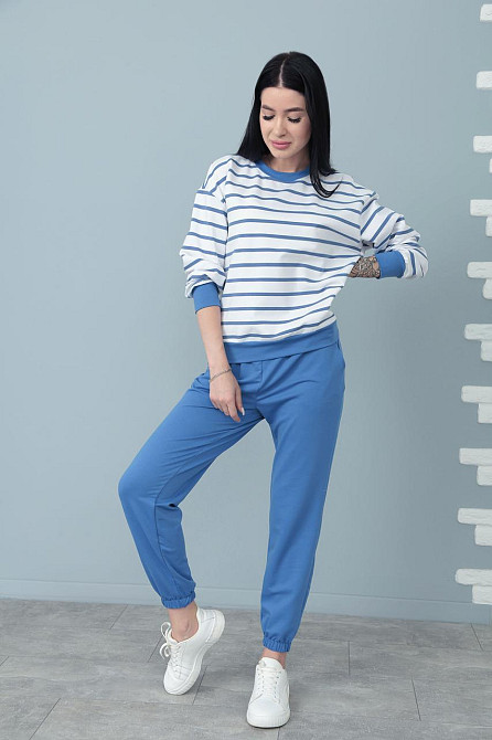 Демисезонный костюм в полоску 