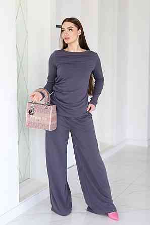 Женский базовый костюм с широкими штанами 