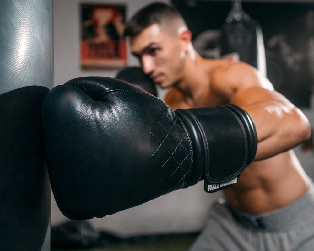 Боксерські рукавиці TITLE Boxing Ko-Vert Black 16 oz (бинти 4м. в комплекті) Кам'янське - фото 9