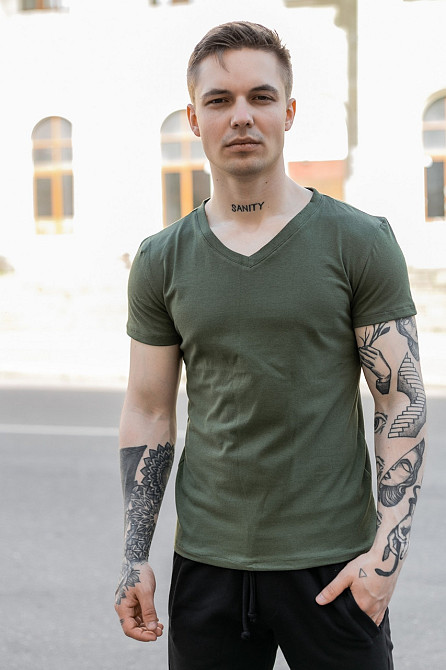 Чоловіча футболка з v-подібним вирізом горловини бавовна класична однотонна повсякденна хакі Одеса - фото 9