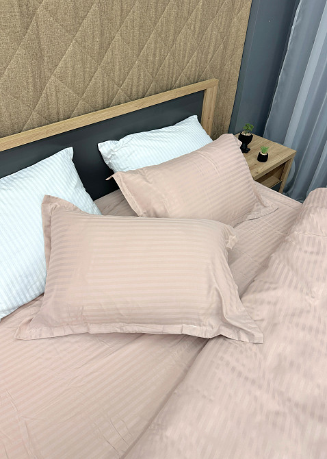 Комплект постільної білизни Страйп-сатин Сімейний з простирадлом на резинці 180х200х25, 2 підковдри 150х200, 2 наволочки 70х70 Пудровий (88-226) Київ - фото 7