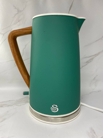 Б/в Электрический чайник Swan SK14610GREN Nordic 2200 вт, Быстрое Вскипание, интерьерный Сосна зеленая Киев