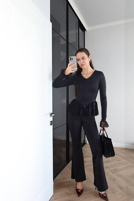 Женский элегантный костюм двойка: кофта с кружевом и брюки-клеш дайвинг+французское кружево Одесса - изображение 1