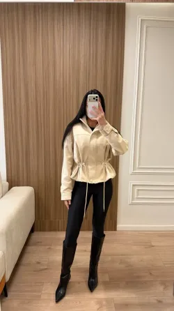 Стильна жіноча куртка із замшевої тканини — універсальний варіант для весни та міжсезоння. Одеса