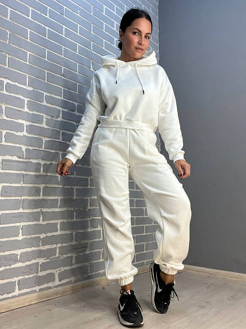 Костюм женский Quzen 478-480 короткое худи с капюшоном и брюки джоггеры на резинке флис белый, белый, S Киев - изображение 11