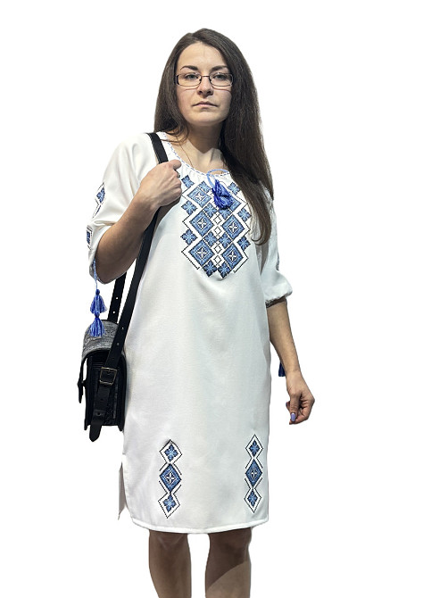 Жіноче білосніжне вишите плаття із синім орнаментом і поясом 62 Київ - фото 1