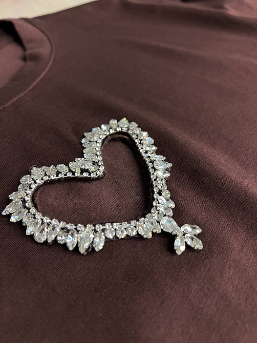 Футболка женская A-N 27009 оверсайз с вырезом в форме сердца с камнями, коричневый, one size Киев - изображение 18