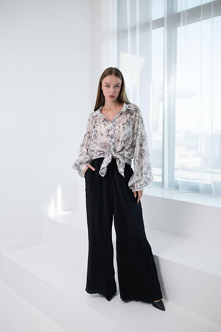 Женский романтичный костюм двойка: рубашка и плиссированные брюки дабл шелк армани + тенсел Черный Одесса - изображение 8
