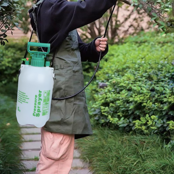 Ручной опрыскиватель для сада и огорода пневматический садовый,наплечный пластиковый,белый на 5 литров Каменец-Подольский