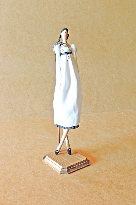 Подставка для кукол 