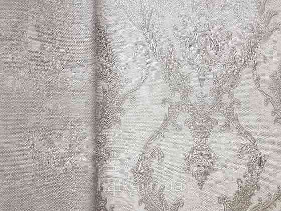 Шпалери вінілові на флізеліні AdaWall Seyyah 1.06х10 вензелю великі структурні сріблясті на сіро-бежевому Київ
