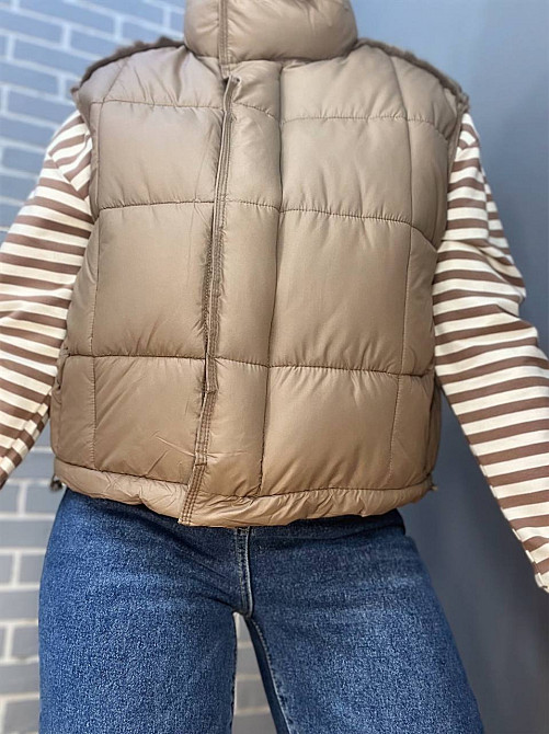 Жилетка женская Lady Yep 9039 стеганная короткая вставка из экокожи на спине капучино, капучино, 46 Киев - изображение 8