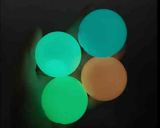 Липкі кульки, що світяться Globbles RESTEQ 4 шт. — антистрес іграшки, що прилипають до стін і світяться в темряві Київ