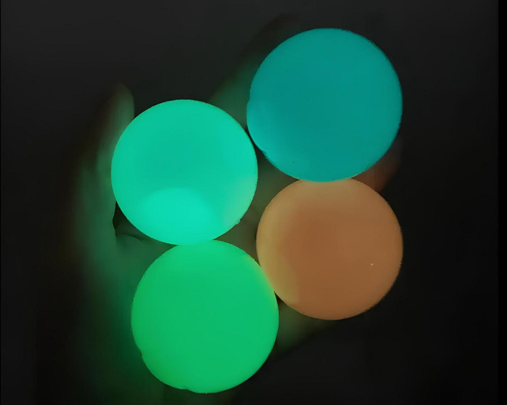 Светящиеся липкие шарики Globbles RESTEQ 4 шт. — антистресс игрушки, которые прилипают к стенам и светятся в темноте Киев - изображение 3