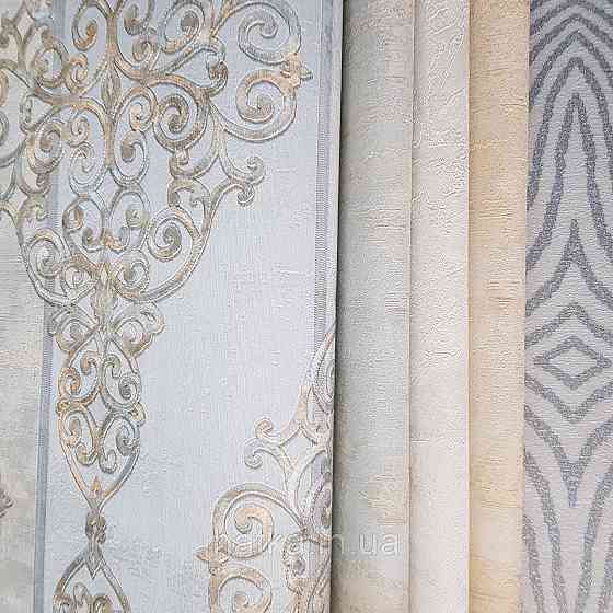 Шпалери метрові вінілові на флізелін 24 Carati Cristiana Masi вензель великий золотом на сіро блакитному Київ