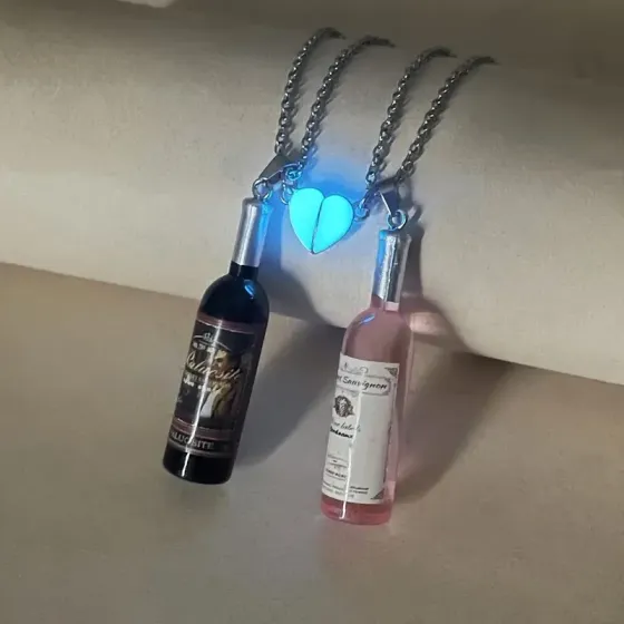 Парні підвіски “Пляшечки вина + серце, що світиться” — набір 2 кулонів Київ
