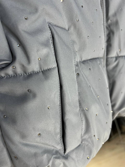 Куртка жіноча Haiziyuan 7165 укорочена пуффер з розсипом камінців демісезонна без капюшона оверсайз  Одеса - фото 10