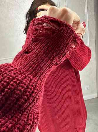 Женское уютное теплое платье свободного силуэта с рваным эффектом машинная вязка Бордо Одесса