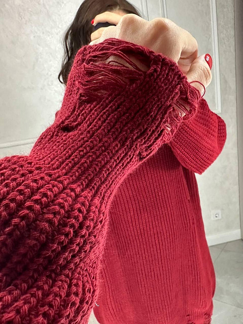 Женское уютное теплое платье свободного силуэта с рваным эффектом машинная вязка Бордо Одесса - изображение 3