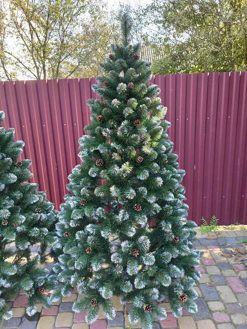 Искусственная елка с инеем и шишками ПВХ пленка 2.2 Одесса - изображение 1