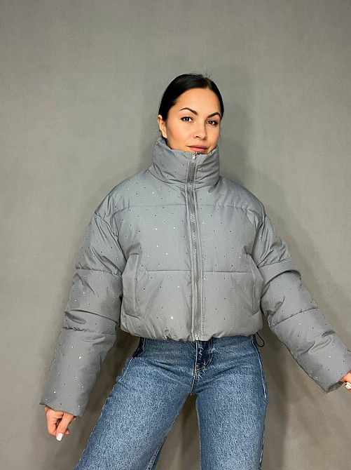 Куртка жіноча Haiziyuan 7165 укорочена пуффер з розсипом камінців демісезонна без капюшона оверсайз сіра, сірий, L Київ - фото 14