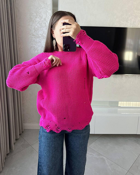 Жіночий затишний оверсайз светр з рваним ефектом машинна в'язка. Малиновий Одеса - фото 2
