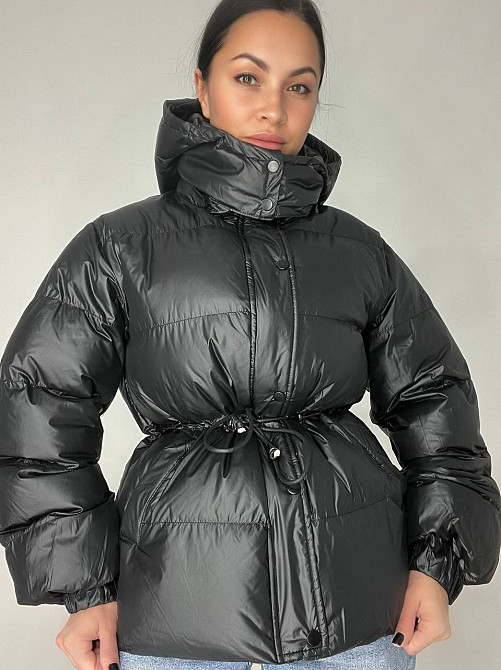 Куртка жіноча Fashion 2401 глянцева подовжена з капюшоном пояс шнурок чорна, чорний, L Київ - фото 16