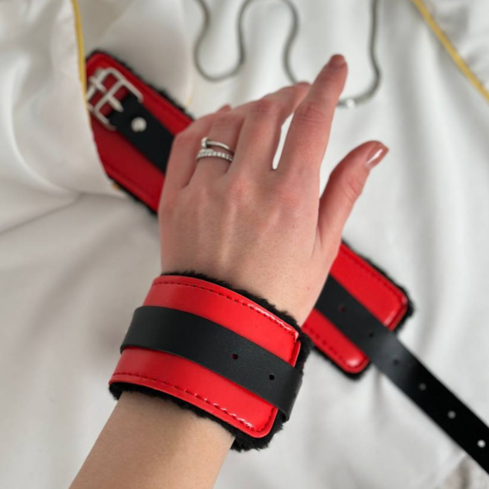 Шкіряні наручники з хутром для задоволення для рольових ігор BDSM для сексу червоні на ремінці з застібкою Одеса - фото 1