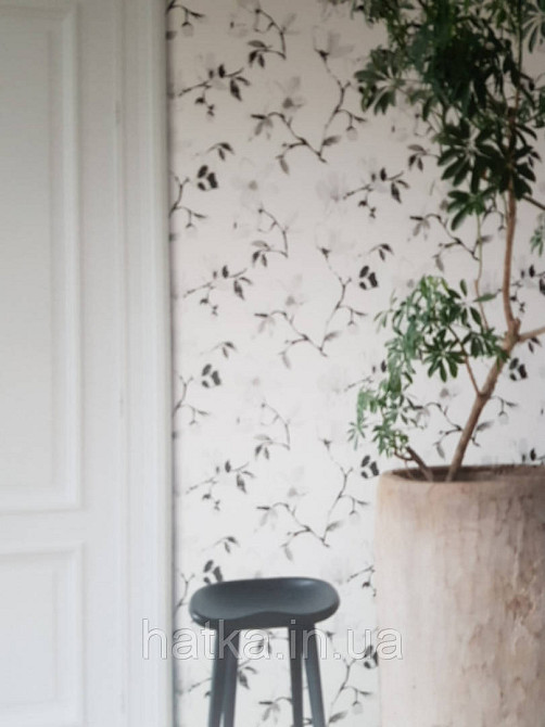 Шпалери флізелінові Khroma LAV004 LA VIE EN ROSE бежеві гілки квіти сірі і чорні Київ - фото 1